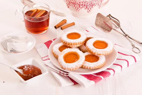 Beyaz çanak üzerinde çay bisküvi. 