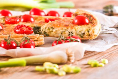 Pırasa ve domates salçası ahşap tablo.