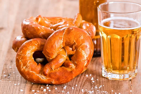 Bayerska pretzels på träbord. — Stockfoto