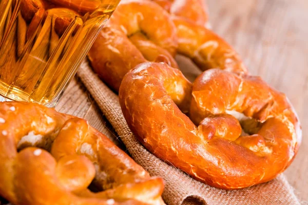 Bayerska pretzels på träbord. — Stockfoto