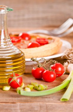 Pırasa ve domates salçası ahşap tablo.