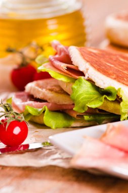 Jambon ve marul ile Tigella ekmek dolması. 