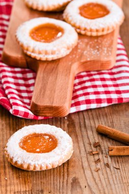 Kahvaltı çerezleri kesme tahtası üzerinde. 