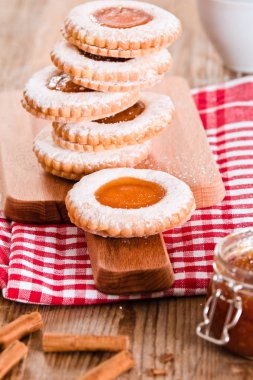 Kahvaltı çerezleri kesme tahtası üzerinde. 