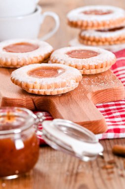 Kahvaltı çerezleri kesme tahtası üzerinde. 