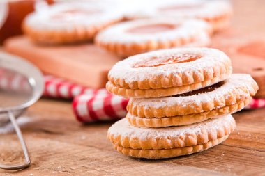 Kahvaltı çerezleri kesme tahtası üzerinde. 