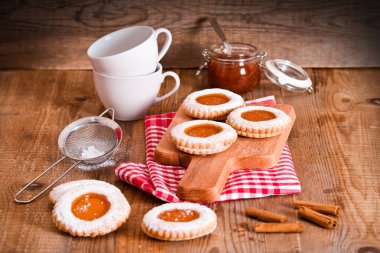 Kahvaltı çerezleri kesme tahtası üzerinde. 