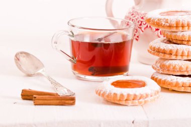 Ahşap masa üzerinde reçelli çay bisküvi.