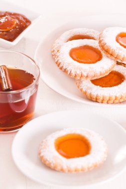 Ahşap masa üzerinde reçelli çay bisküvi.