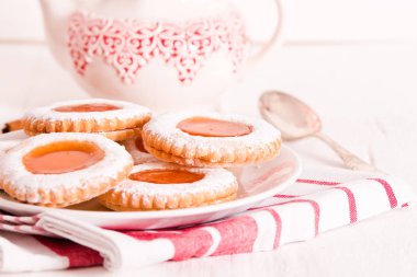 Ahşap masa üzerinde reçelli çay bisküvi.