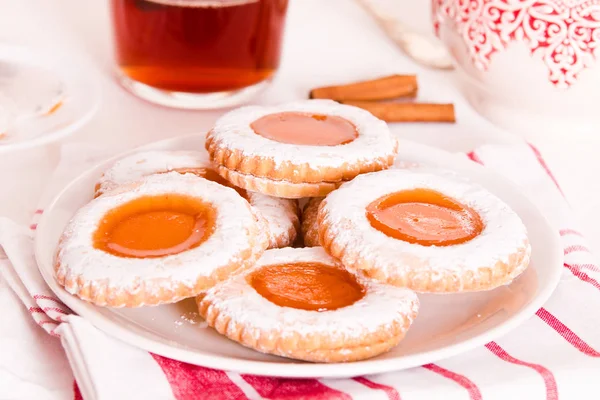 Galletas de té con mermelada en mesa de madera . — Foto de Stock