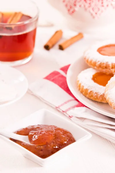 Galletas de té con mermelada en mesa de madera . — Foto de Stock