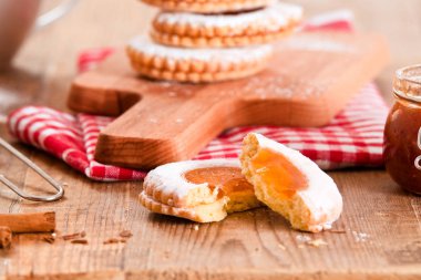 Ahşap masa üzerinde reçelli kahvaltı çerezleri.