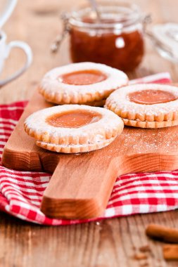 Kahvaltı çerezleri kesme tahtası üzerinde. 