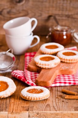 Kahvaltı çerezleri kesme tahtası üzerinde. 