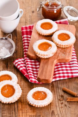 Kahvaltı çerezleri kesme tahtası üzerinde. 