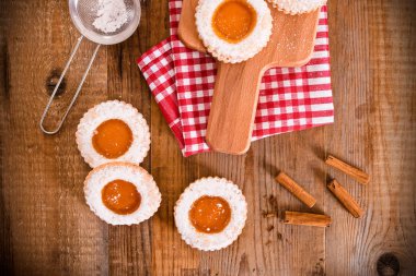 Kahvaltı çerezleri kesme tahtası üzerinde. 