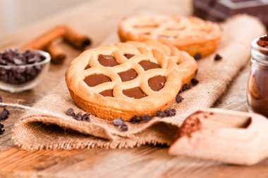 ahşap masa üstünde çikolata tart. 