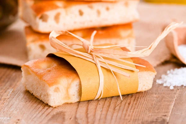 Хлеб Фокачча на разделочной доске . — стоковое фото