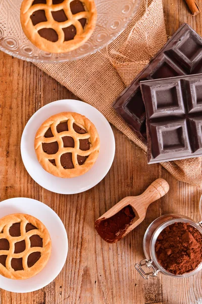 Tarte au chocolat sur table en bois . — Photo