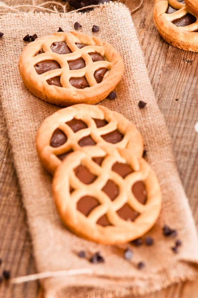 Torta de chocolate na mesa de madeira . — Fotografia de Stock