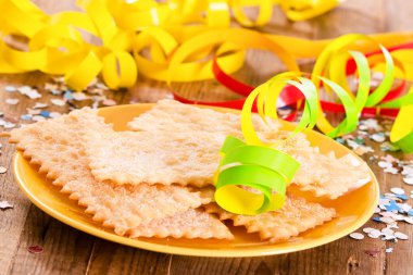 Karnaval pasta sarı çanak üzerinde konfeti ile. 