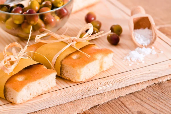 Focaccia chleba na prkénku. — Stock fotografie
