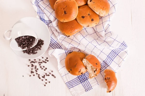 Choklad chip brioche på träbord. — Stockfoto