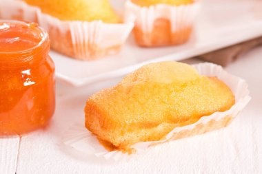 Ahşap masa üzerinde plumcake ile Kahvaltı. 