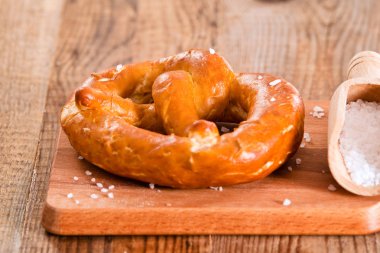 Ahşap masa üzerinde Bavyera simit. 