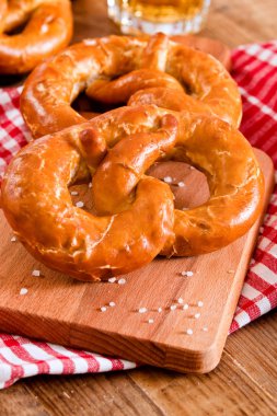 Ahşap masa üzerinde Bavyera simit. 