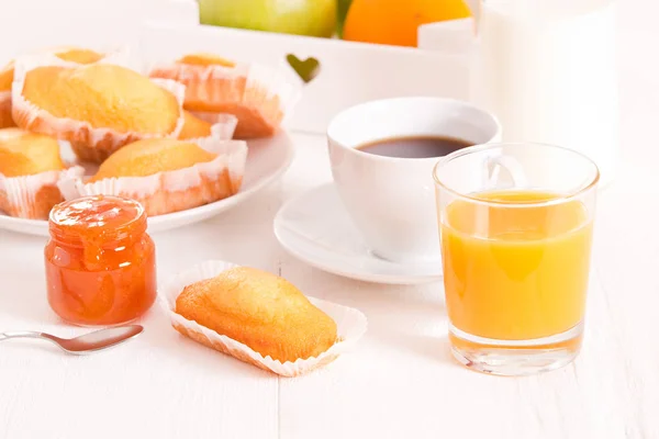 Ontbijt met plumcake op houten tafel. — Stockfoto