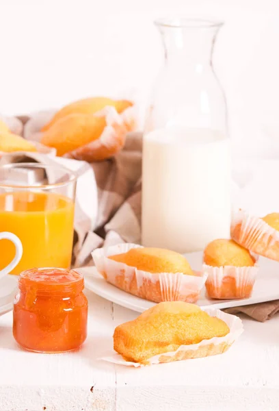 Frühstück mit Pflaumenkuchen auf Holztisch. — Stockfoto