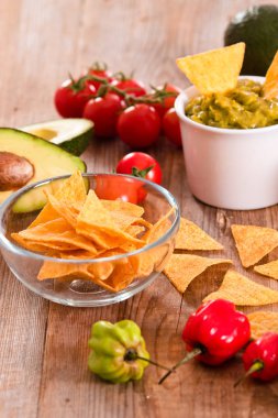 Guacamole ve nacho cips. 