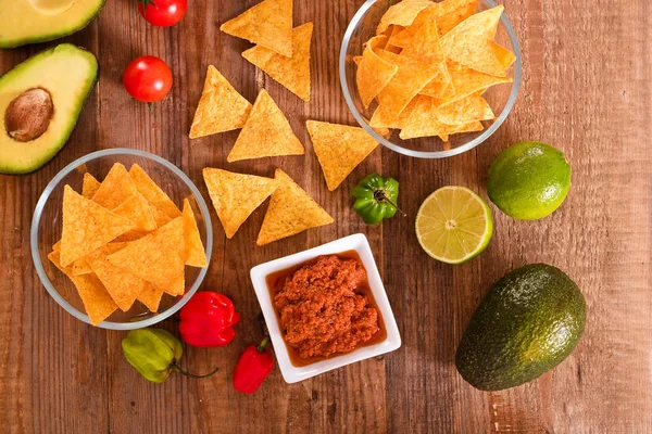 Guacamole ve nacho cips. 