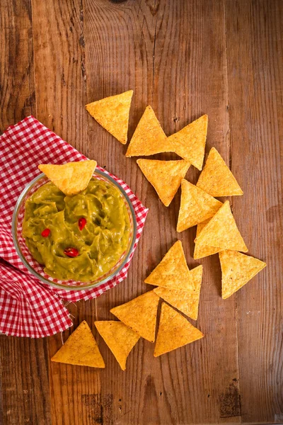 Guacamole ve nacho cips. — Stok fotoğraf