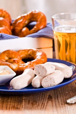 Bira ve wurstel ile Bavyera simit.