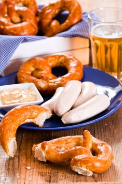 Bira ve wurstel ile Bavyera simit.