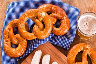 Bira ve wurstel ile Bavyera simit.