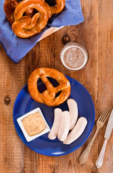 Pretzels bávaros con cerveza y wurstel . —  Fotos de Stock