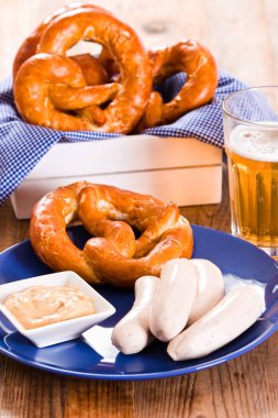 Ahşap masa üzerinde Bavyera simit. 