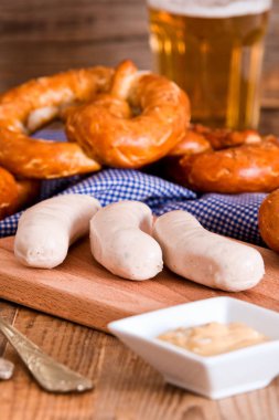 Ahşap masa üzerinde Bavyera simit. 