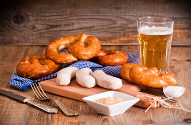 Ahşap masa üzerinde Bavyera simit. 