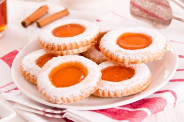 Beyaz çanak üzerinde çay bisküvi. 