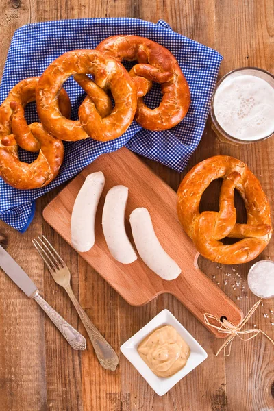 Beierse pretzels met bier en wurstel. — Stockfoto