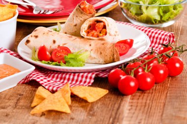 Tortilla tamamladı tavuk ve sebze ile. 