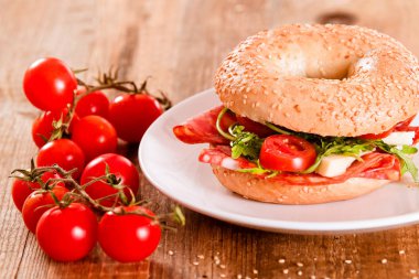 Susamlı simit biber ve domates ile.