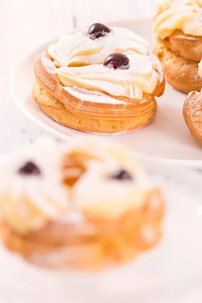 Zeppole med wienerbrød creme . - Stock-foto