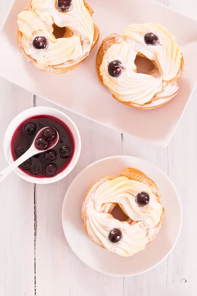 Zeppole Pasta krema ile. 