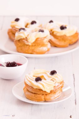 Zeppole Pasta krema ile. 